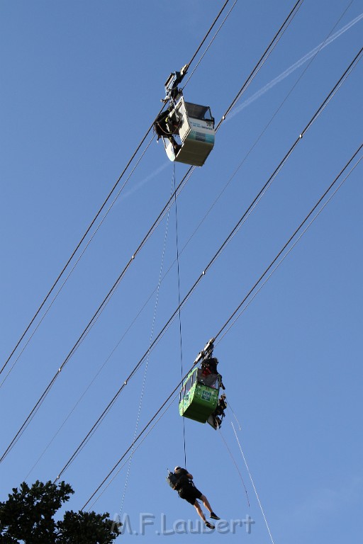 Koelner Seilbahn Gondel blieb haengen Koeln Linksrheinisch P571.JPG